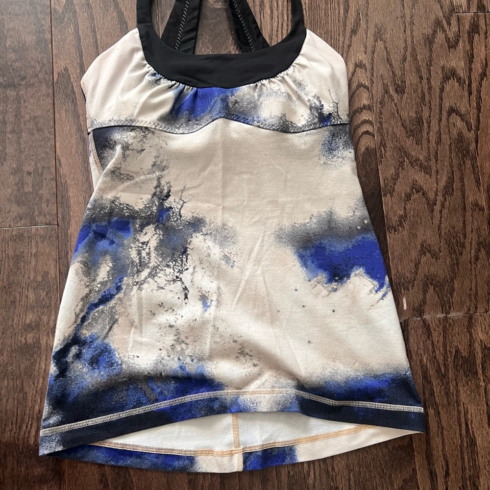 🦄 Lululemon: Classic Blue and Black yoga top (sz 4 or 6)